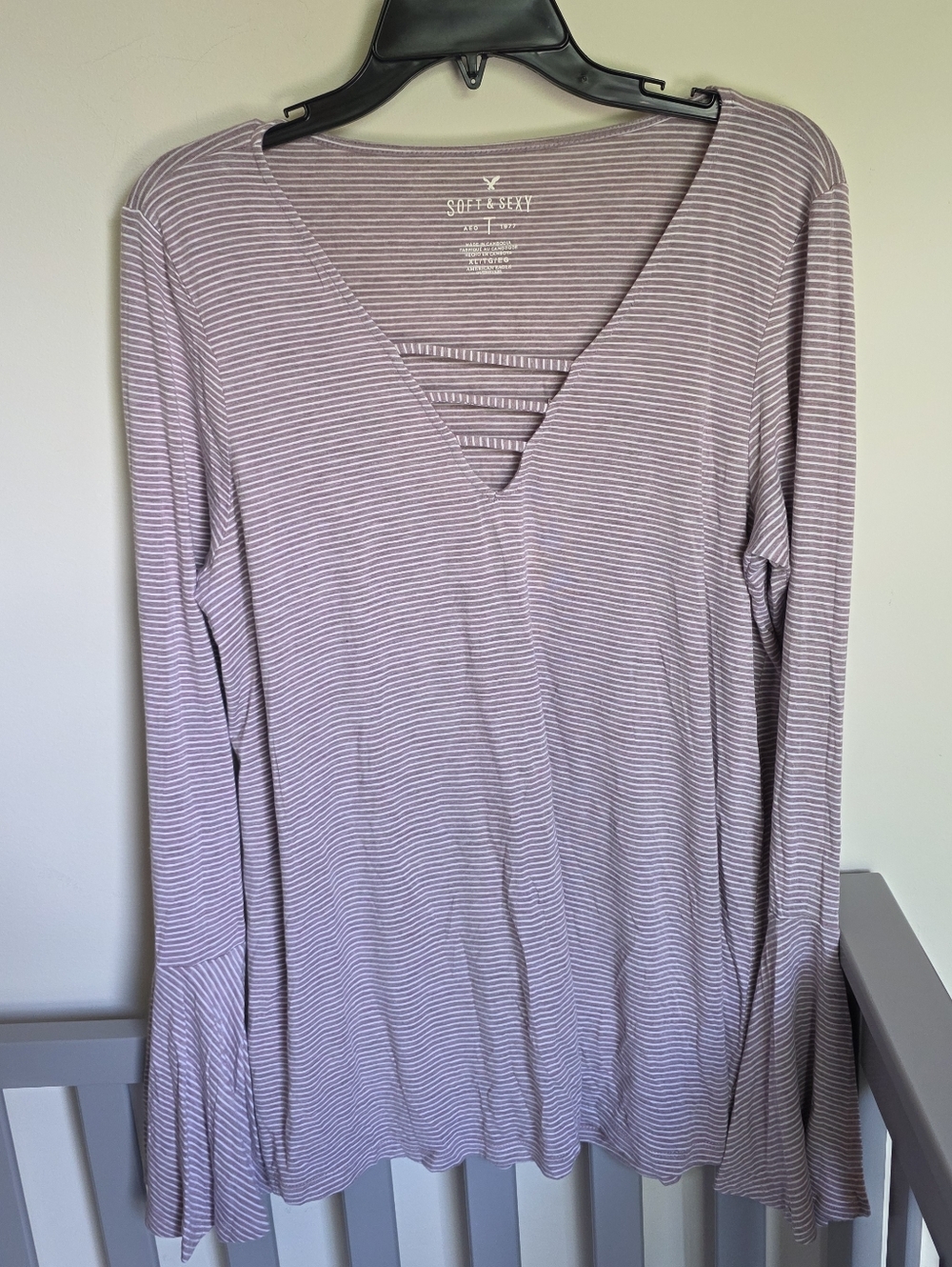 American Eagle Outfitters Soft & Sexy Lavender & White Striped V-Neck Top Sz XL